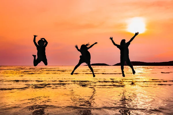 Siluet grup çocuk zevk ve beach Tayland üzerinde oynamak