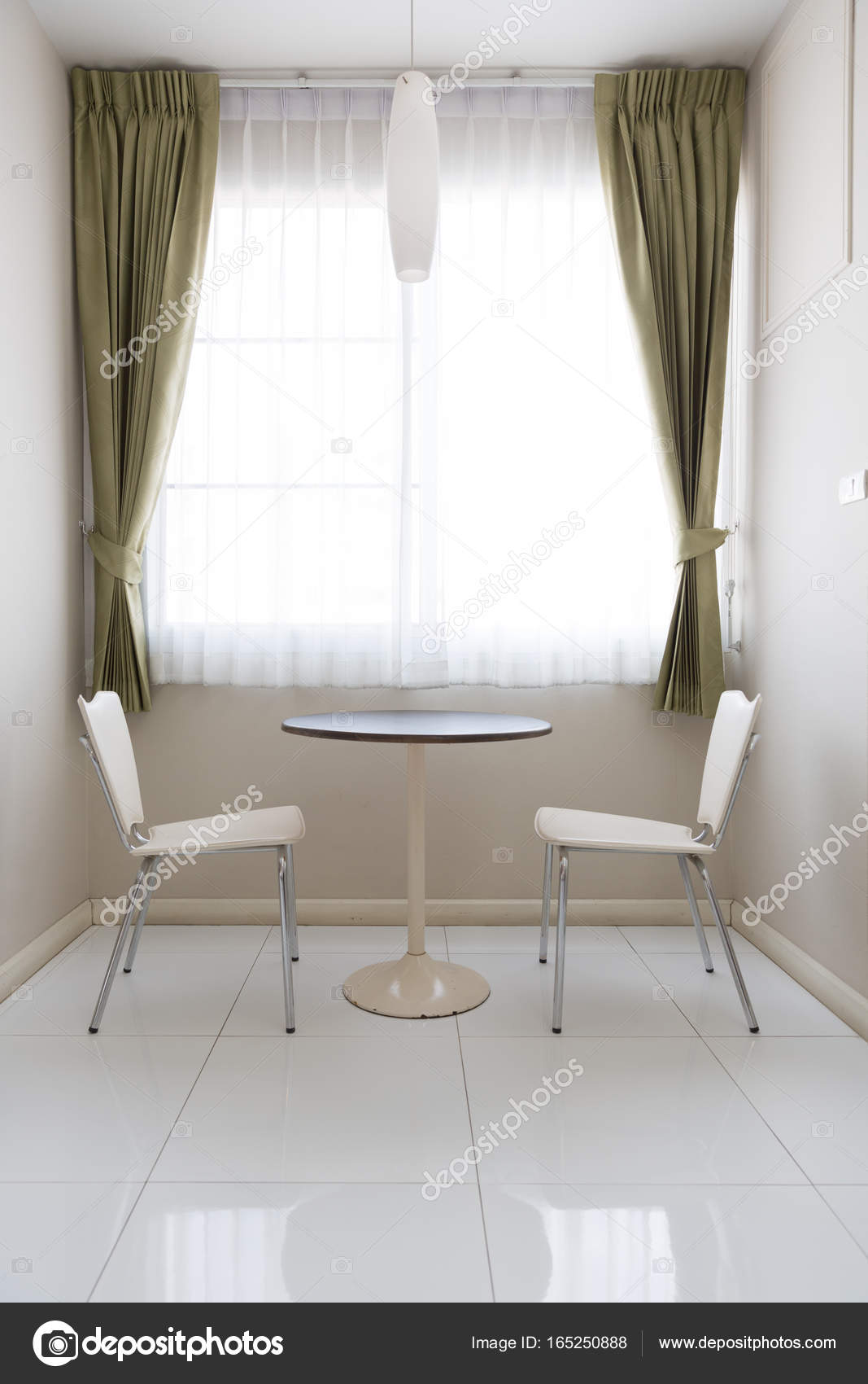 Interieur kleine eettafel en stoel in de woonkamer met wit ... Interieur kleine eettafel en stoel in de woonkamer met wit ...