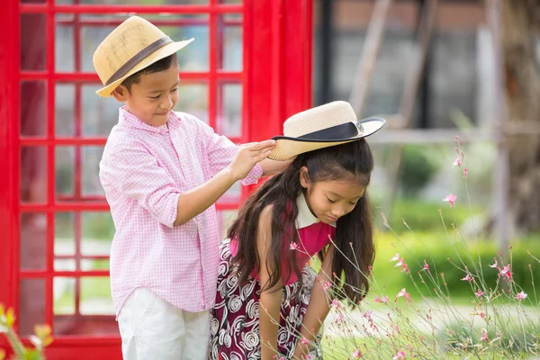 Mały azjatycki chłopiec i dziewczyna cieszyć się grając w ogrodzie, Walentynki lub — Zdjęcie stockowe