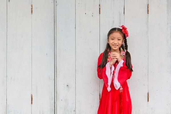 Giovane ragazza cinese in abito rosso in posa per il nuovo anno lunare celebrr — Foto Stock