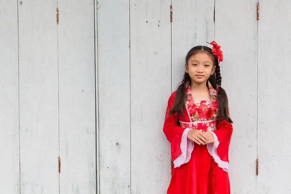 Kinesisk flicka i röd klänning poserar för nyåret celebr — Stockfoto