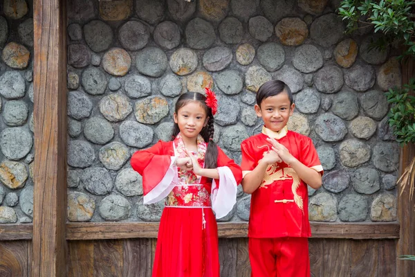 Jovem chinês menino e menina sorrindo e feliz no ano novo lunar c — Fotografia de Stock