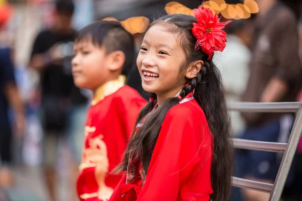 Jovem chinês menino e menina sorrindo e feliz no ano novo lunar c — Fotografia de Stock