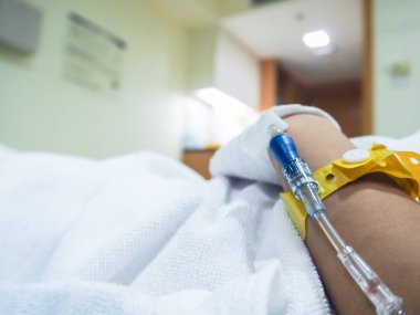 Çocuk hasta yandan hastane de serum fizyolojik solüsyonu ile