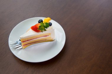 Çilek ve yaban mersini tepesi kamçı krema ile kek meyve ve 