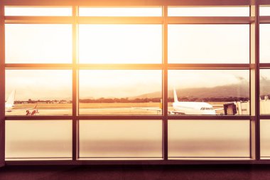 Flare güneş ışığı ve airplan ile kalkış Havaalanı pencere yanında