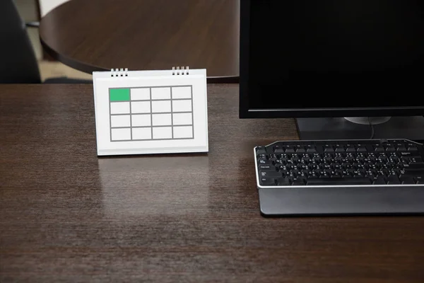 Prázdné kalendáře na pracovní stůl s počítačový displej v moderním — Stock fotografie