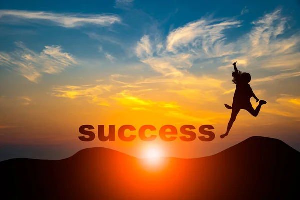 Silueta gente alegre saltando a la montaña, concepto de éxito — Foto de Stock