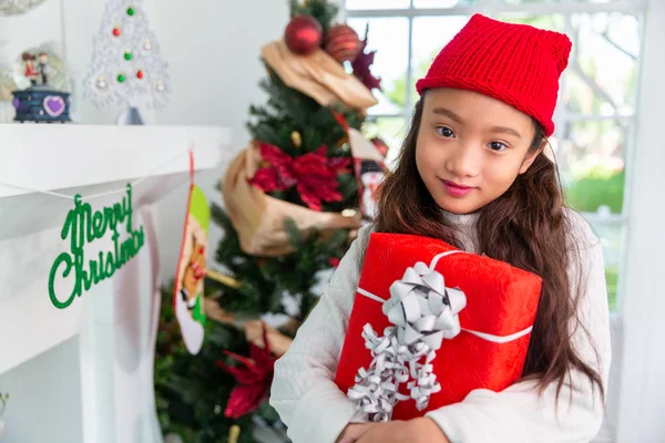 Adorable Asiática Chica Celebrar Rojo Regalo Caja Feliz Sonriendo Casa — Foto de Stock