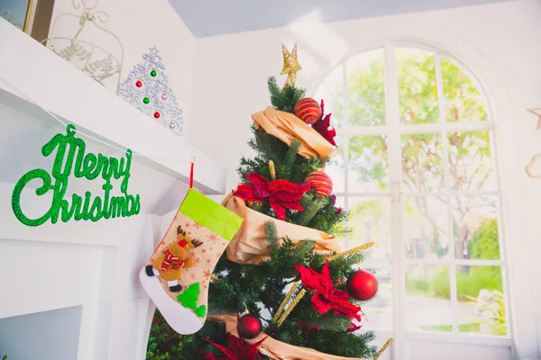 Χριστουγεννιάτικο δέντρο και δώρα διακοσμημένα στο σπίτι — Φωτογραφία Αρχείου