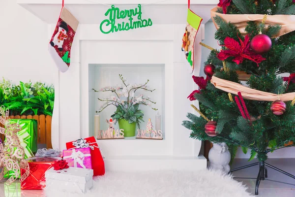 Рождественская елка и подарки украшены дома — стоковое фото