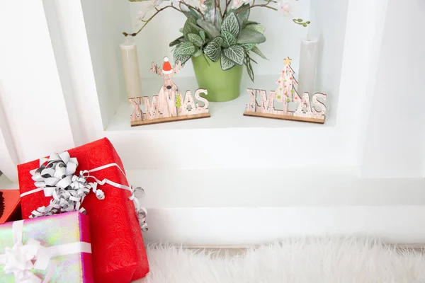 Рождественская елка и подарки украшены дома — стоковое фото