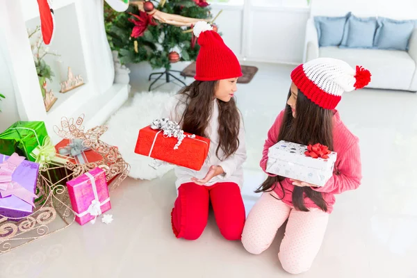 Asiatiska flickor med presentförpackning glad jul fest — Stockfoto