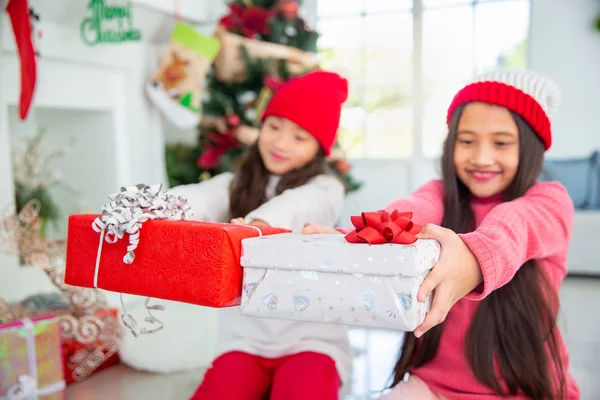 Asiático niñas con regalos caja feliz Navidad celebración — Foto de Stock