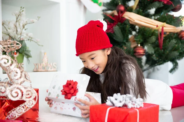 Pequeña chica asiática smling abierto regalo caja celebrar víspera de Navidad , — Foto de Stock