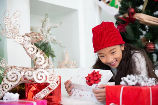 Kleine asiatische Mädchen riechen offene Geschenkbox feiern Heiligabend, — Stockfoto