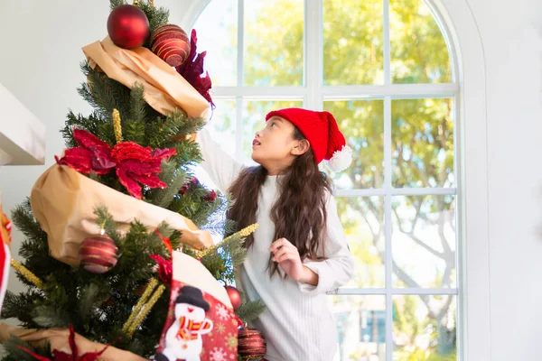 Små Flickor Gärna Dekorera Julgran Hemma — Stockfoto