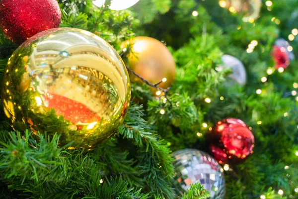 Árbol de Navidad bola decorativa con luz brillante bokeh —  Fotos de Stock