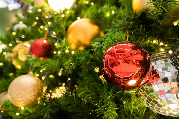 Árbol de Navidad bola decorativa con luz brillante bokeh —  Fotos de Stock