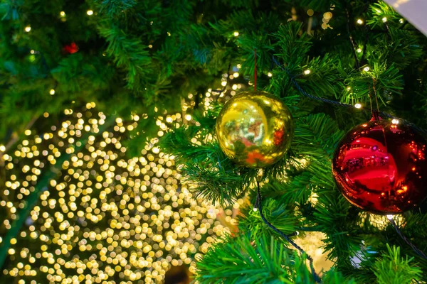 Árbol de Navidad bola decorativa con luz brillante bokeh —  Fotos de Stock