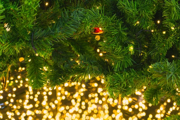 圣诞树装饰球，灯火通明 — 图库照片