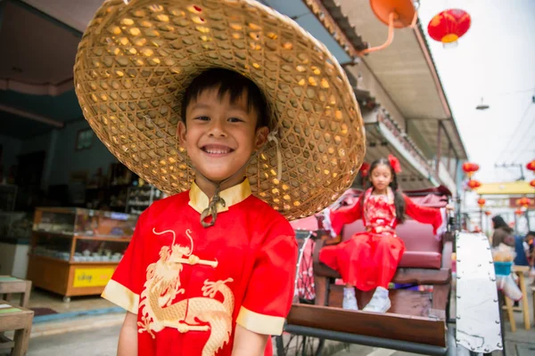 Ung asiatisk pojke och flicka i kinesisk kostym leker tillsammans i — Stockfoto