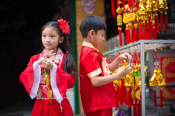 Liten pojke och flicka i kinesisk kostym i Kina marknaden under Lu — Stockfoto