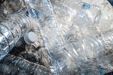Çöp poşetindeki plastik şişeler, küresel ısınma kavramı