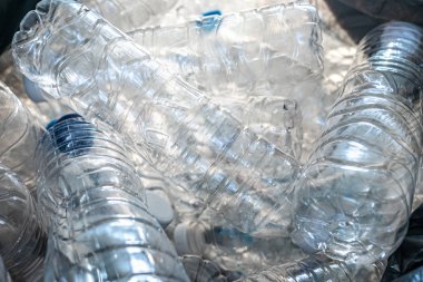 Çöp poşetindeki plastik şişeler, küresel ısınma kavramı