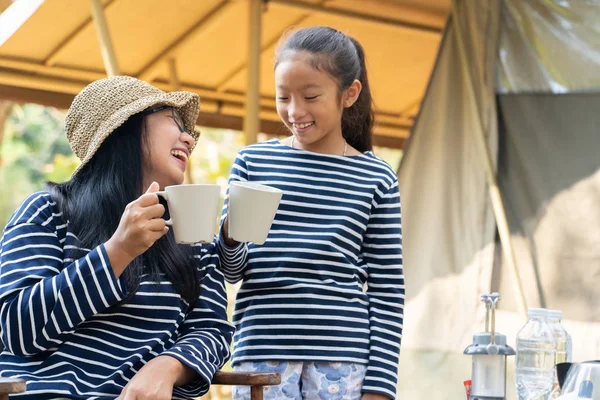 Asiatique mère et fille profiter boisson au camping, Concept heureux f — Photo