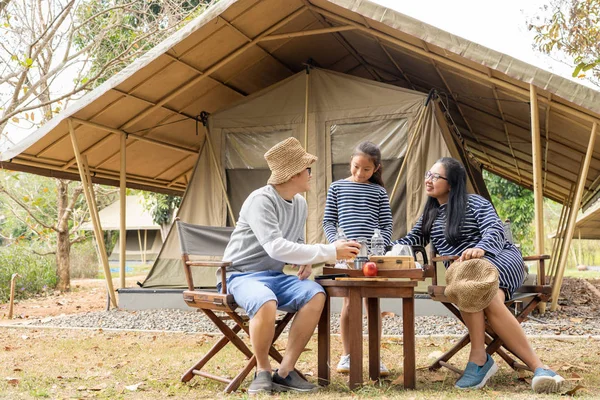Feliz familia asiática disfrutan acampar juntos en el campo —  Fotos de Stock