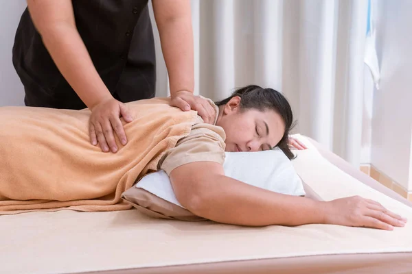Kobieta relaks z tajskim tradycyjnym masażu ciała z terapeutą — Zdjęcie stockowe