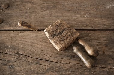 Eski mantara çivilenmiş marangoz yumrukları, ahşap kalaslara.