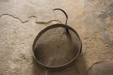 Köy arka planında eski tahıl elek kutuları