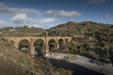 Roma Alcantara köprüsü 103 ve 104 yılları arasında kemerde inşa edilmiştir. Tajo Nehri 'ni geçiyor..