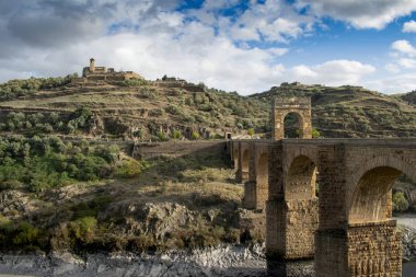Roma Alcantara köprüsü 103 ve 104 yılları arasında kemerde inşa edilmiştir. Tajo Nehri 'ni geçiyor..