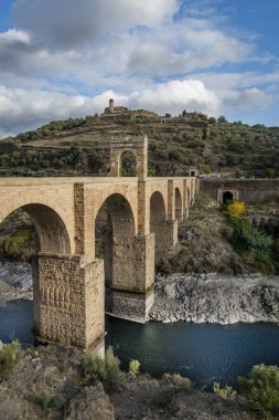 Roma Alcantara köprüsü 103 ve 104 yılları arasında kemerde inşa edilmiştir. Tajo Nehri 'ni geçiyor..