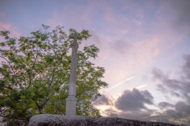 Pembe bulutlarla kaplı kayalar üzerinde çapraz