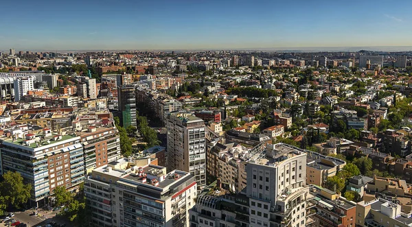 Vista aérea de los tejados de un barrio de Madrid — Foto de Stock