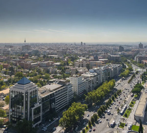 Paseo de la Castellana en Madrid visto desde el aire en un día soleado . — Foto de Stock