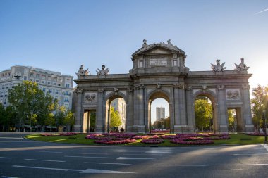 Madrid 'de Puerta de Alcala. Parlak renklerle ve arabasız..