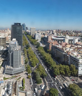 Madrid 'deki Paseo de la Castellana güneşli bir günde gökyüzünden görüldü.
