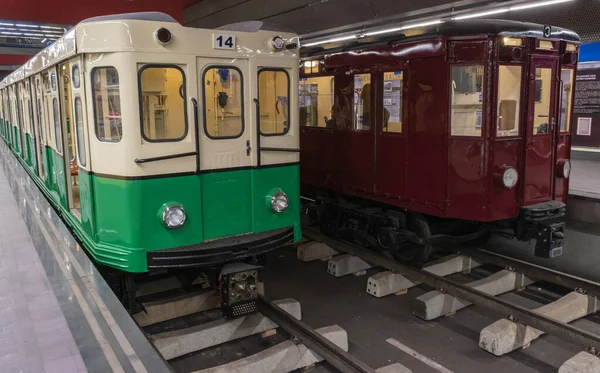 Dos viejos trenes del metro de Madrid rehabilitados . — Foto de Stock