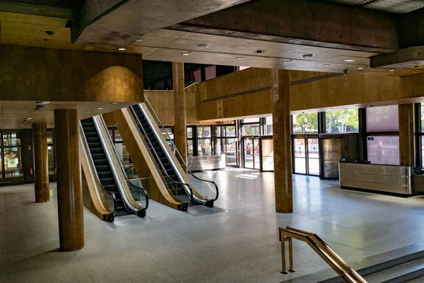 Interno edificio con scale mobili e grande sala . — Foto Stock