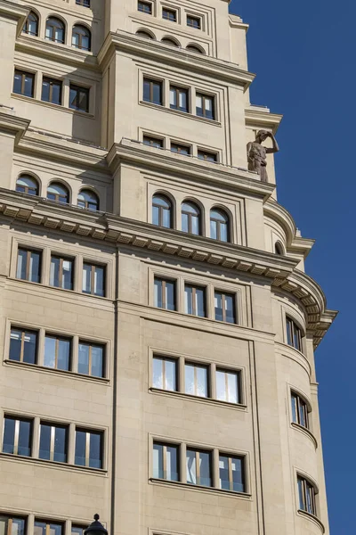 Madrigale Hausfassade mit nerviger Skulptur von der Sonne. — Stockfoto