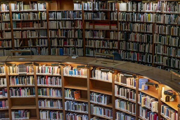 Перша кругова бібліотека Іспанії. Книжки та інші книжки. — стокове фото