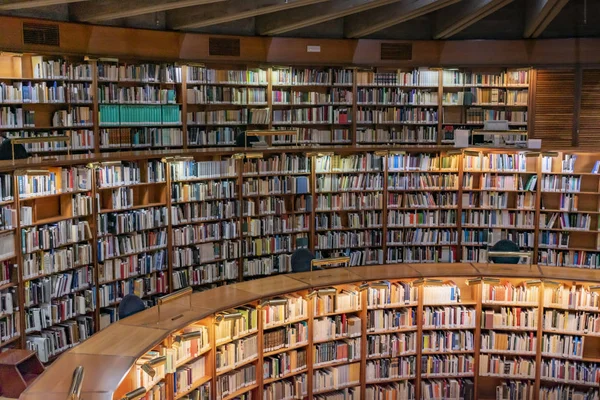 Pierwsza okrągła biblioteka Hiszpanii. Książki i więcej książek. Zdjęcie Stockowe