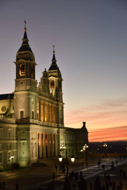 Madrid 'in dört kulesinin gece fotoğrafları. Beşinci kulenin inşaatı
