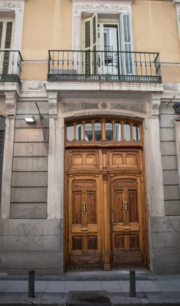 Puerta Madera Vintage Fachada Con Balcón — Foto de Stock