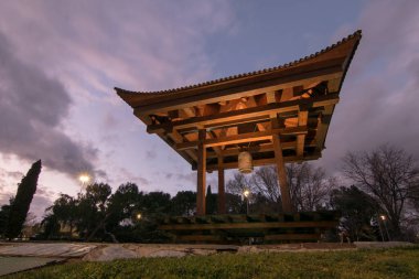 Barış onuruna Asya binası. Barış çanı.